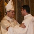 L'arcivescovo Crescenzio Sepe da il mandato di Parroco a p. Vincenzo Molinaro
