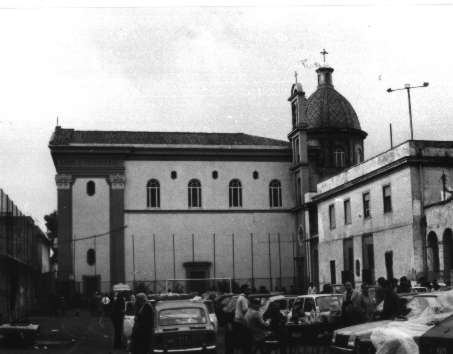 La chiesa viene usata come rifugio per i terremotati - Novembre 1980